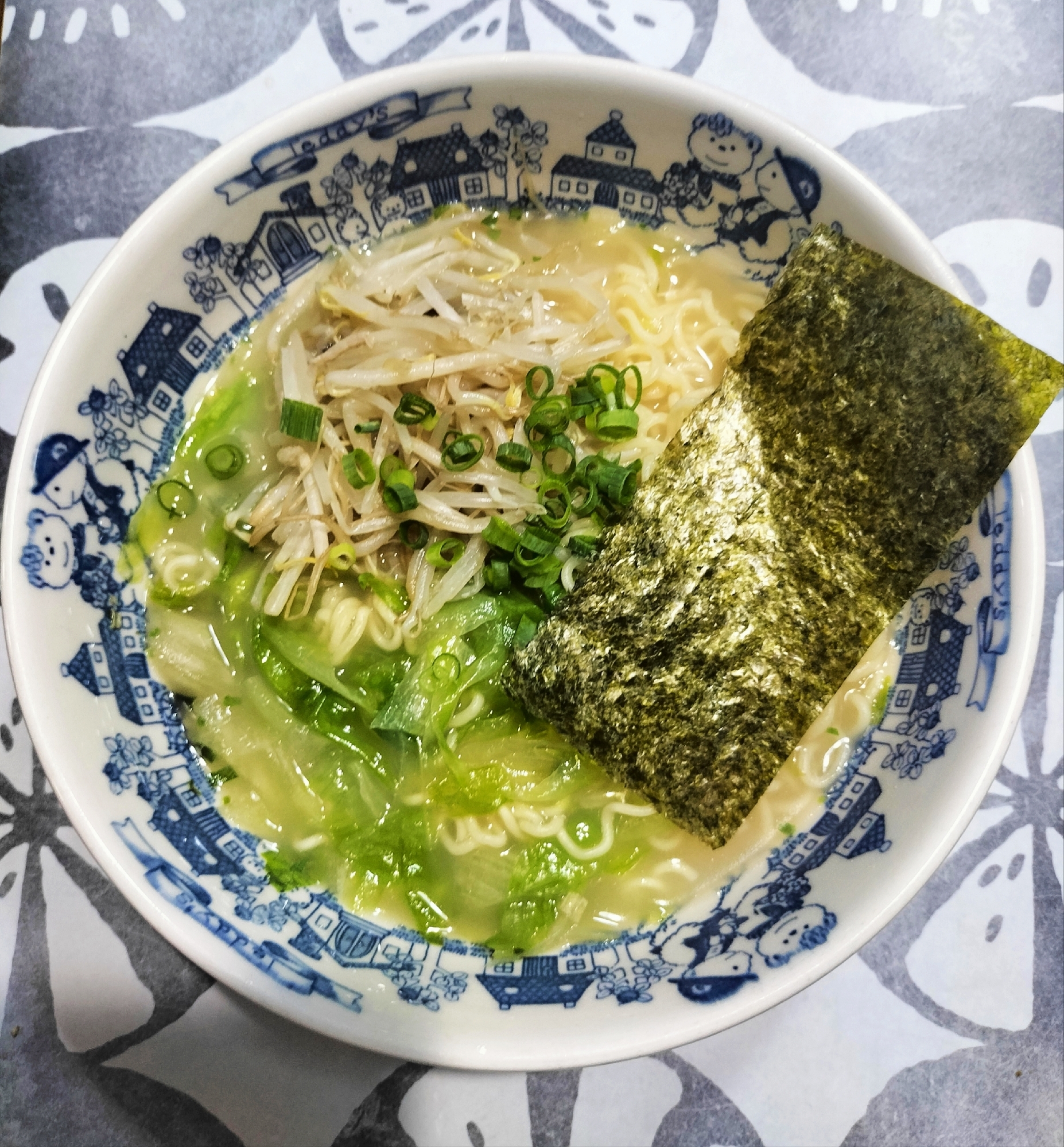レタスもやし海苔入りラーメン