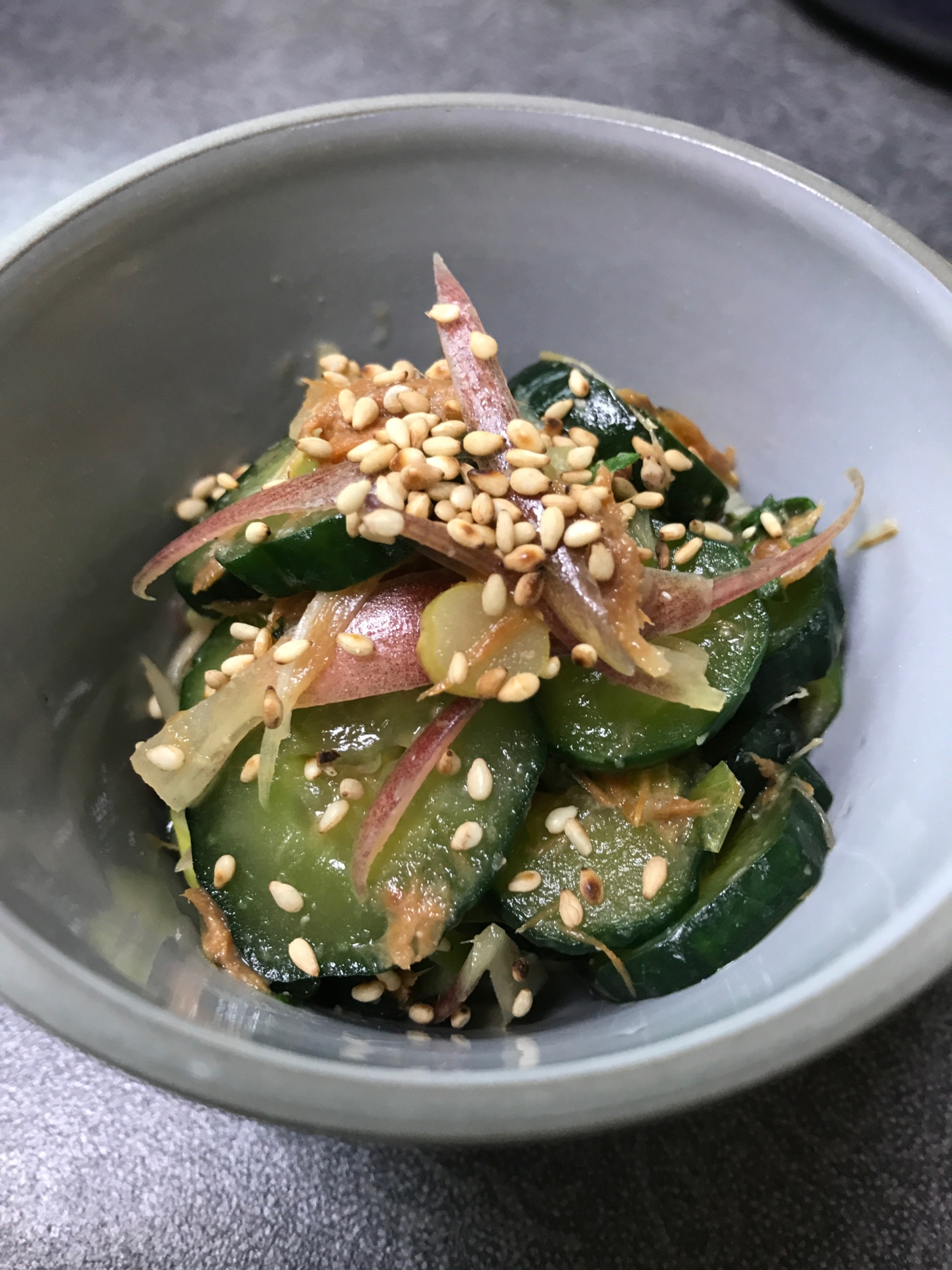 器に盛り付けたへしこときゅうりの和え物