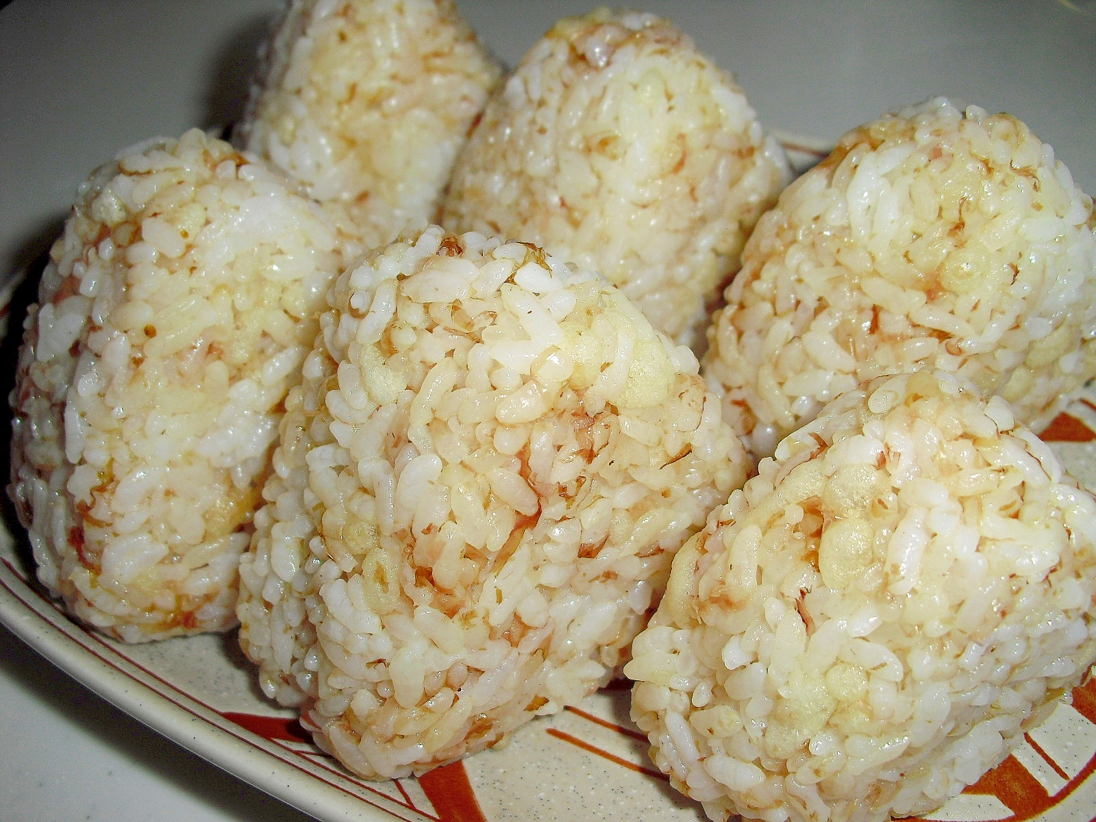 食感が楽しい 我が家の おかかたぬきおにぎり レシピ 作り方 By Miyu 楽天レシピ