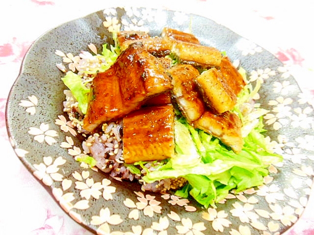雑穀黒米ご飯de❤レタスと寿司酢のウナギどんぶり❤