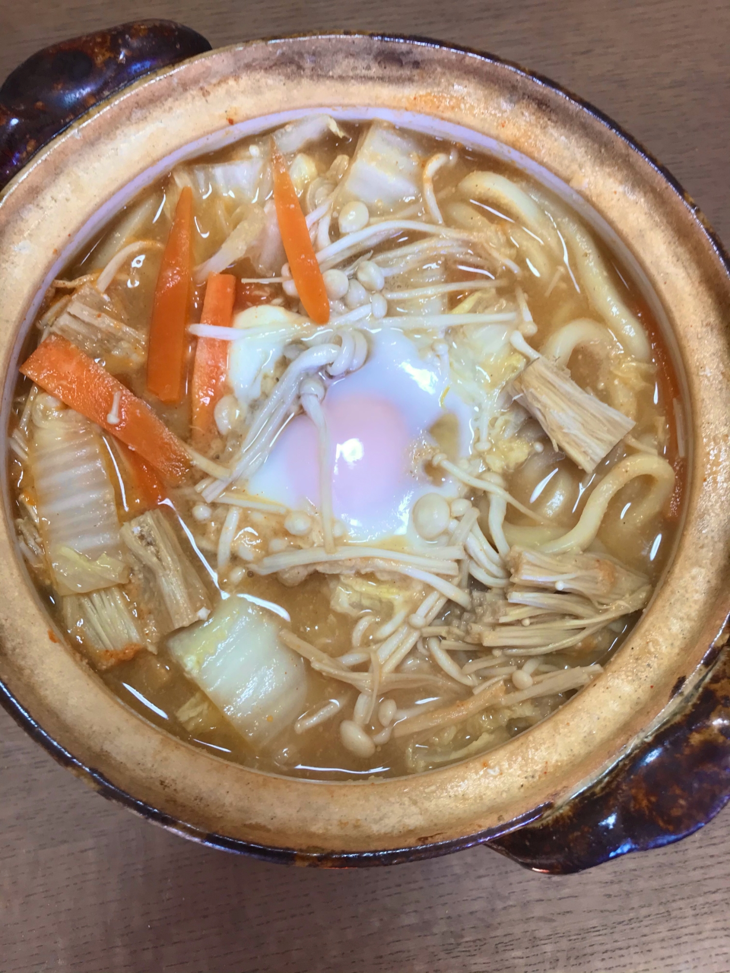 ちょっと辛い、ピリ辛味噌味の鍋焼きうどん❗️