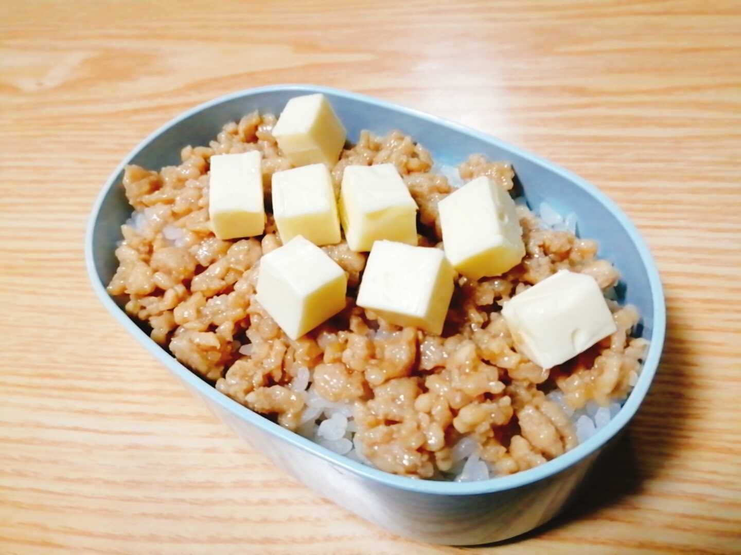 鶏そぼろとベビーチーズの丼