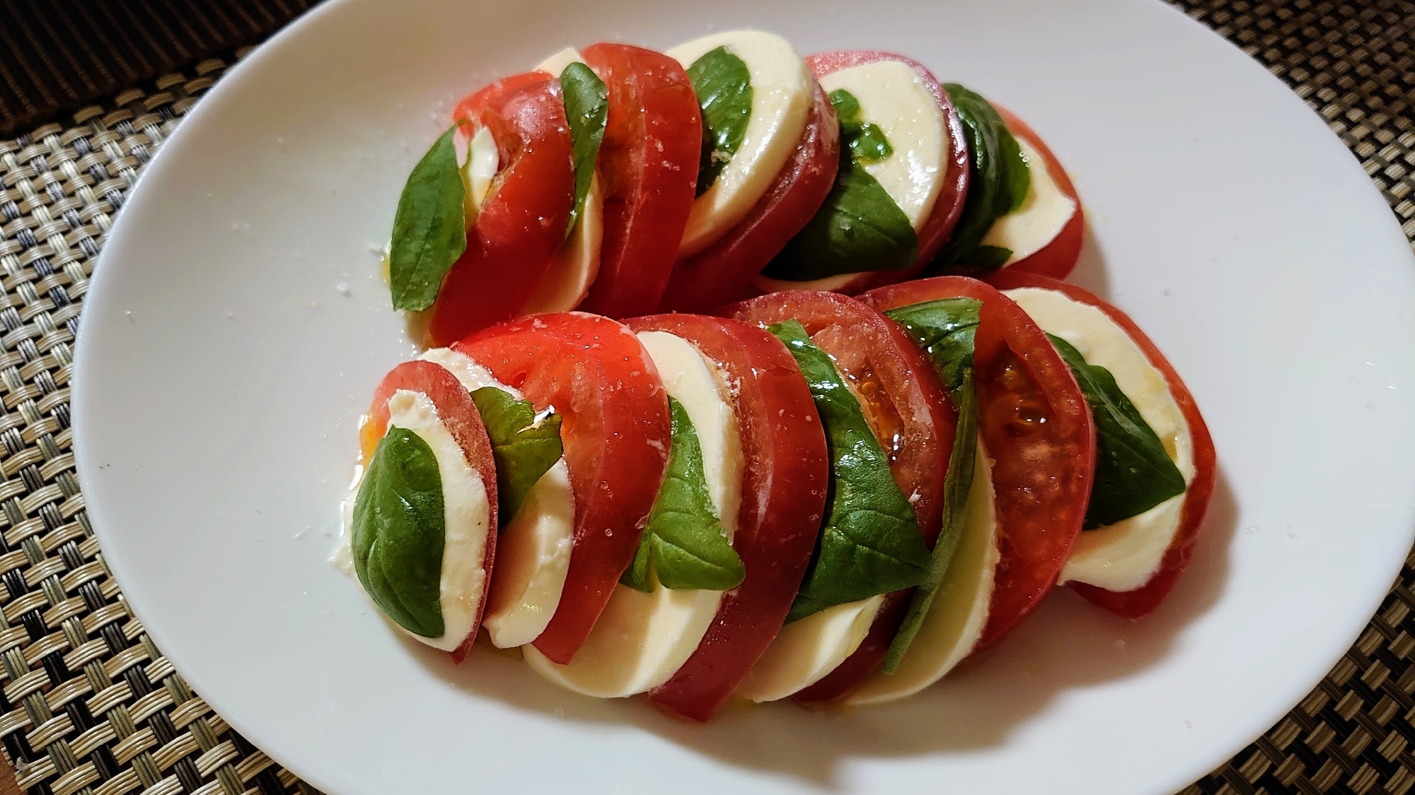 生バジルでトマトとモッツァレラのカプレーゼ レシピ 作り方 By おっさん5593 楽天レシピ