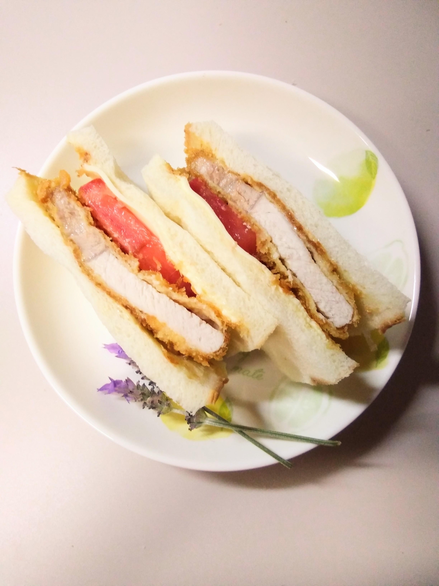 カツサンド　とんかつとトマトのサンドイッチ