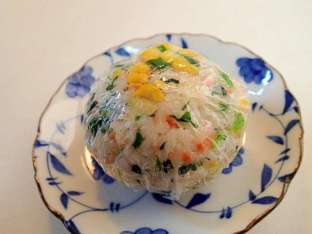 鮭フレークとコーンとほうれん草のおにぎり