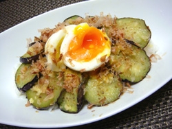 不二子さんこちらは夕食です♪茄子丼美味しいくてナイスでしたよ（*^_^*）家計にも嬉しいレシピで良いですね♪温泉卵失敗～(;^_^A ｱｾｱｾ･･･