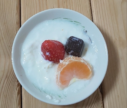 ヨーグルトに♪いちごとみかんを