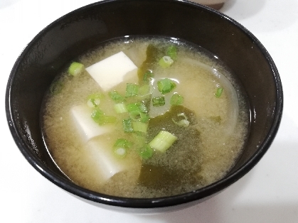 豆腐とわかめと玉ねぎの味噌汁