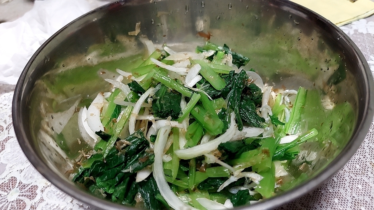 小松菜と新玉ねぎのめんつゆからしあえ