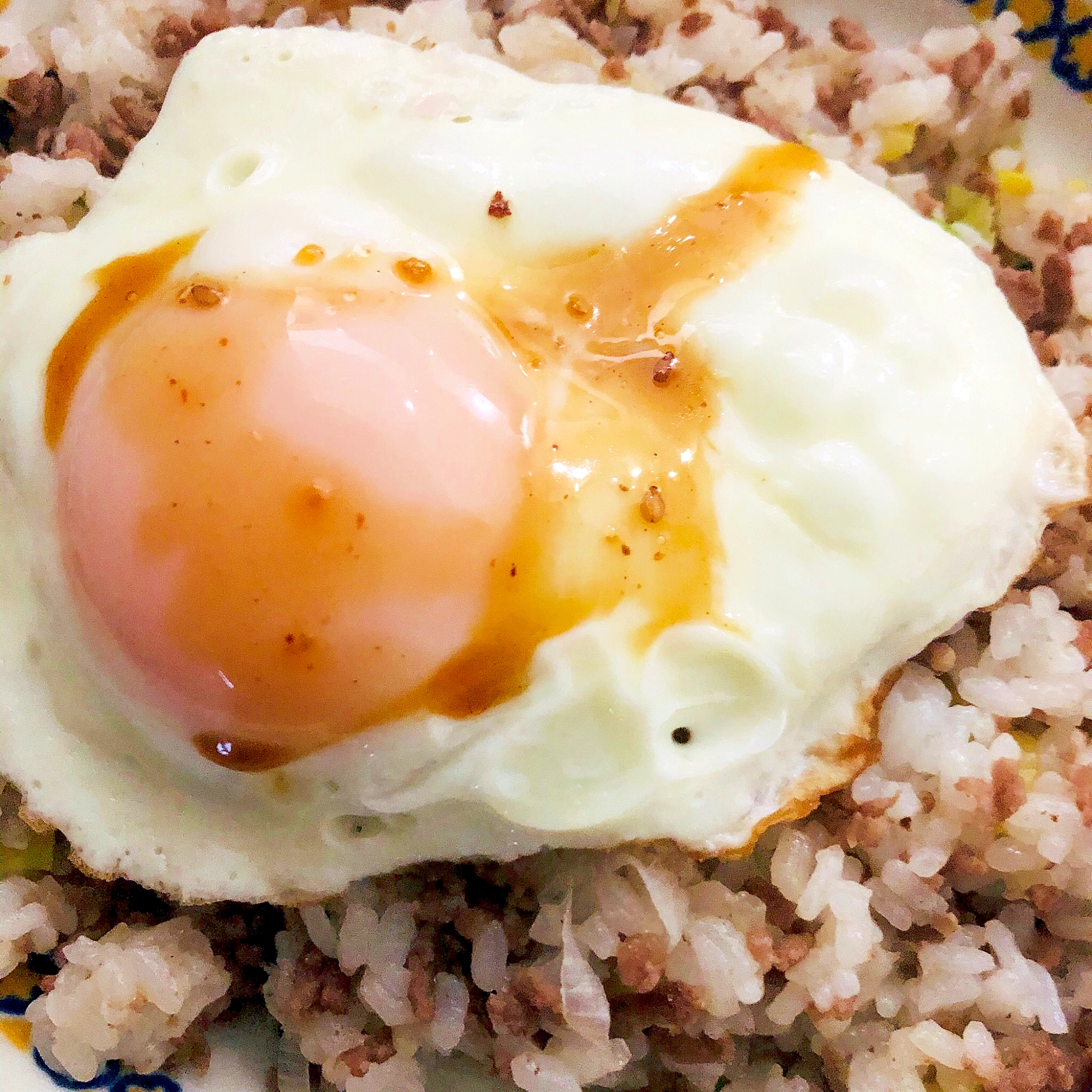 目玉焼きのせひき肉チャーハン