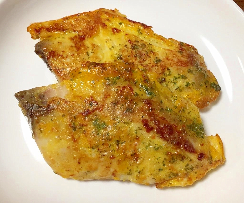 白い皿に盛り付けた、シイラの青のりピカタ