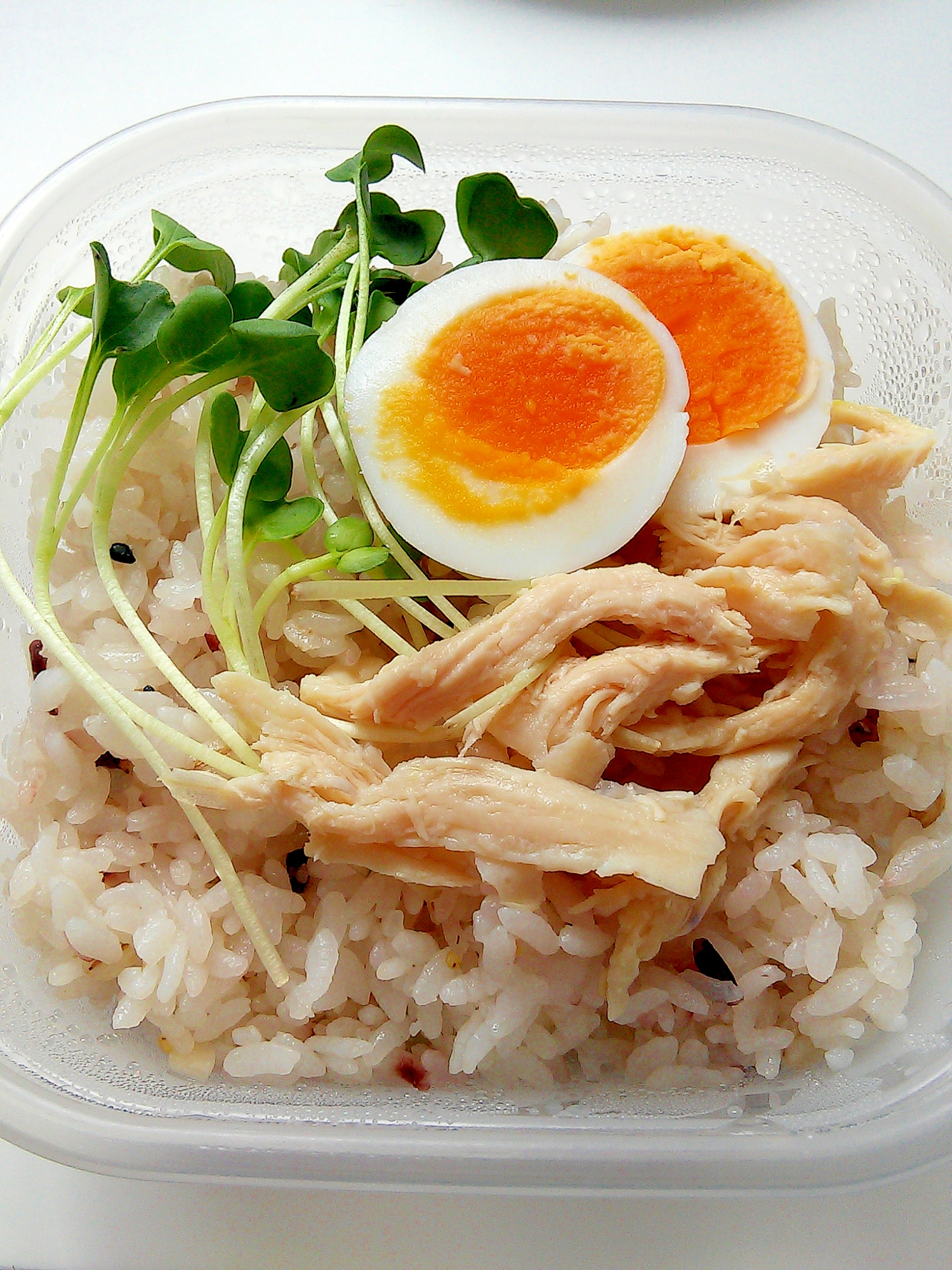 蒸し鶏とかいわれとゆで卵の雑穀ご飯☆コンソメ風味