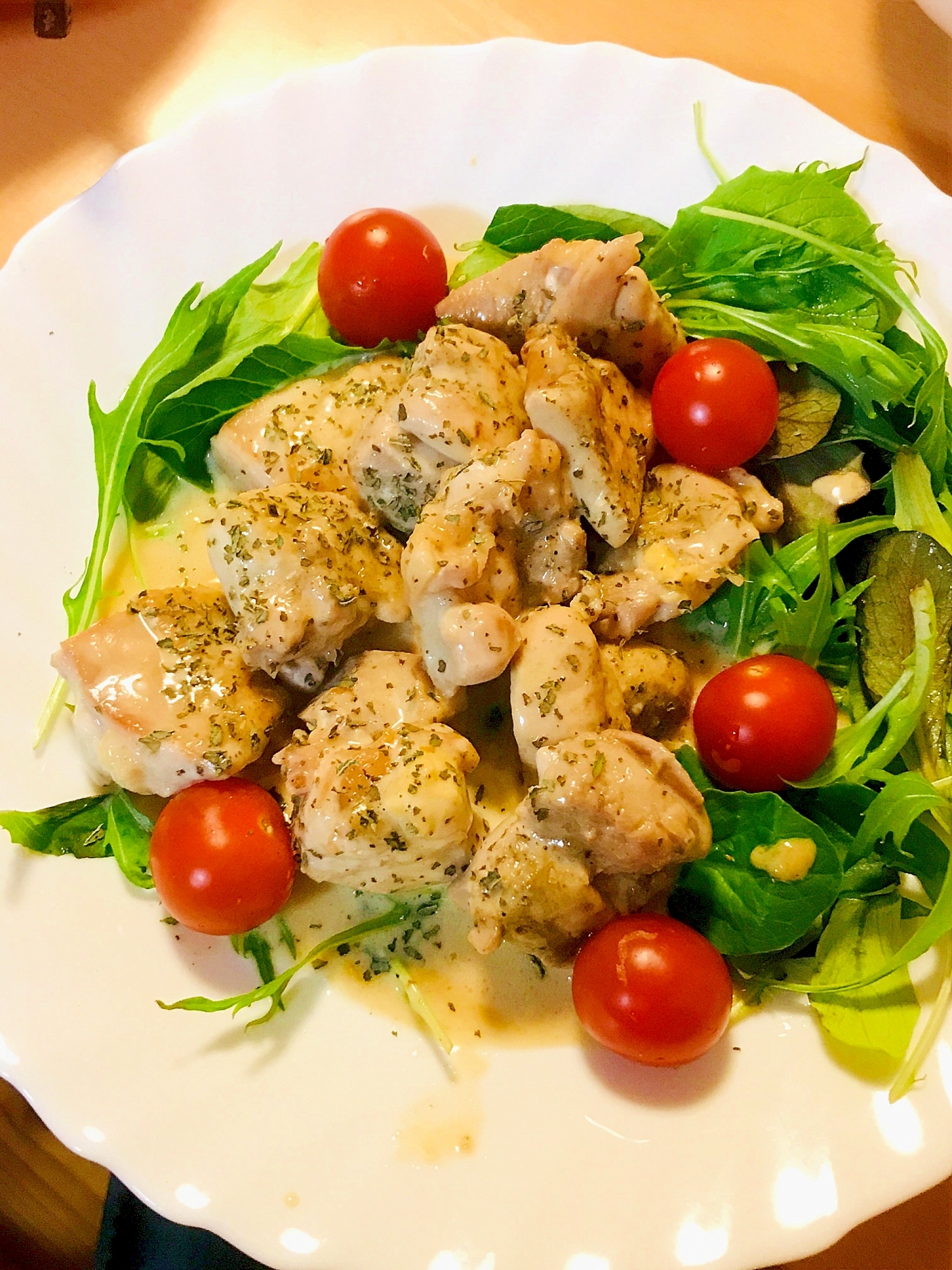 白い皿に入った鶏肉のサイコロステーキ マスカルポーネソース