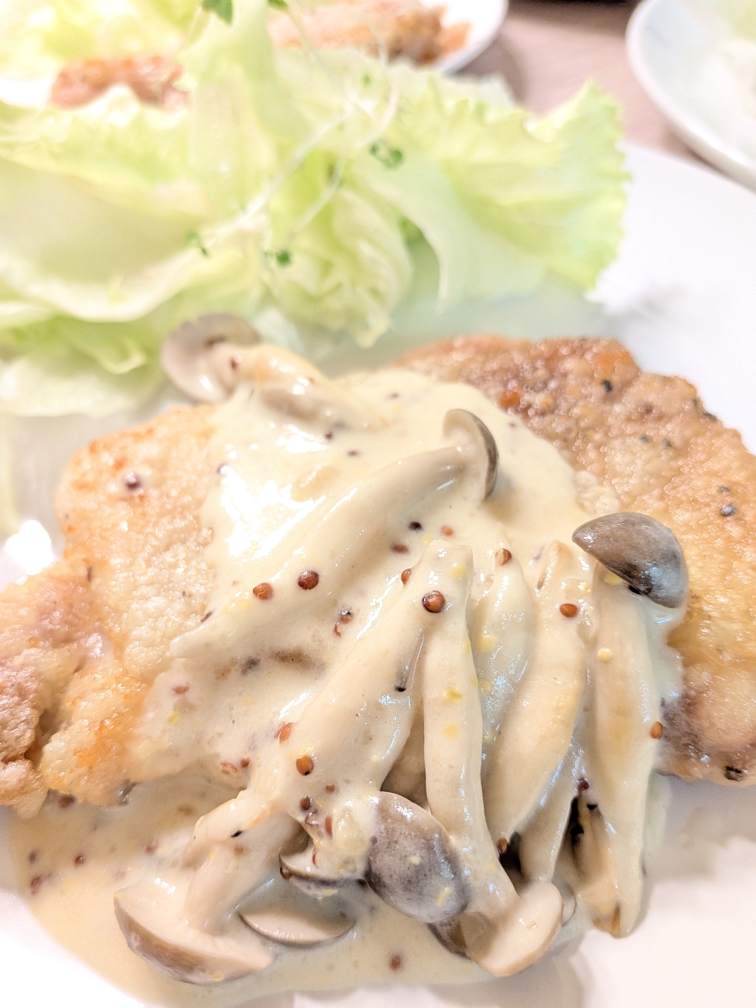 カリカリチキンの粒マスタードきのこソース