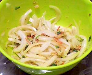 黄緑の皿に盛られたあさつきとカニかまのマヨネーズ和え