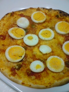 サルサソースで作る卵ピザ