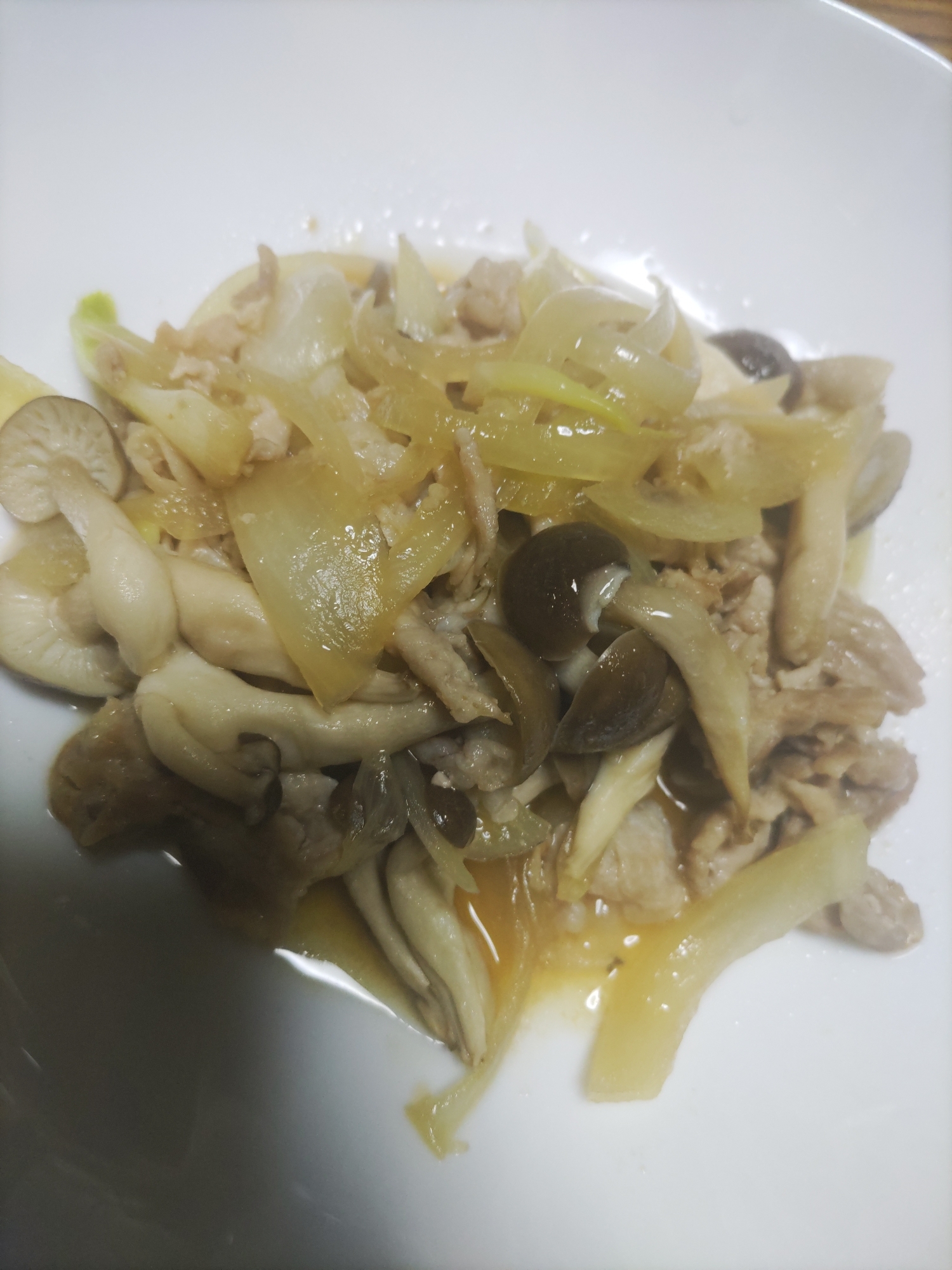 豚肉としめじと玉ねぎの焼肉のタレ炒め