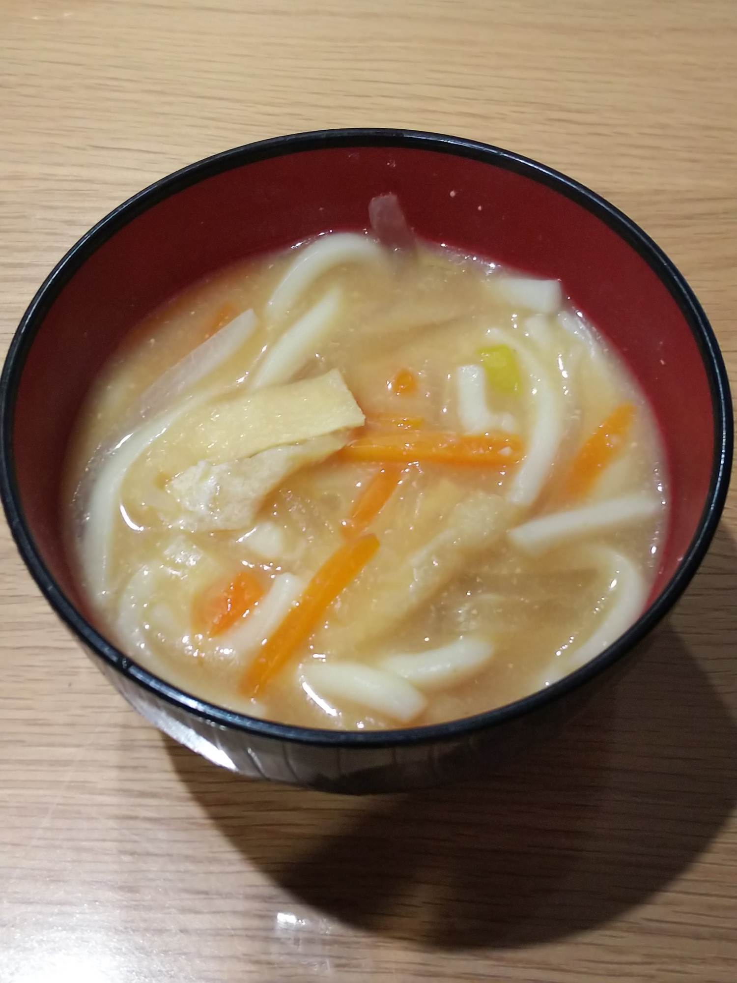 人参と油揚げのうどん入りお味噌汁