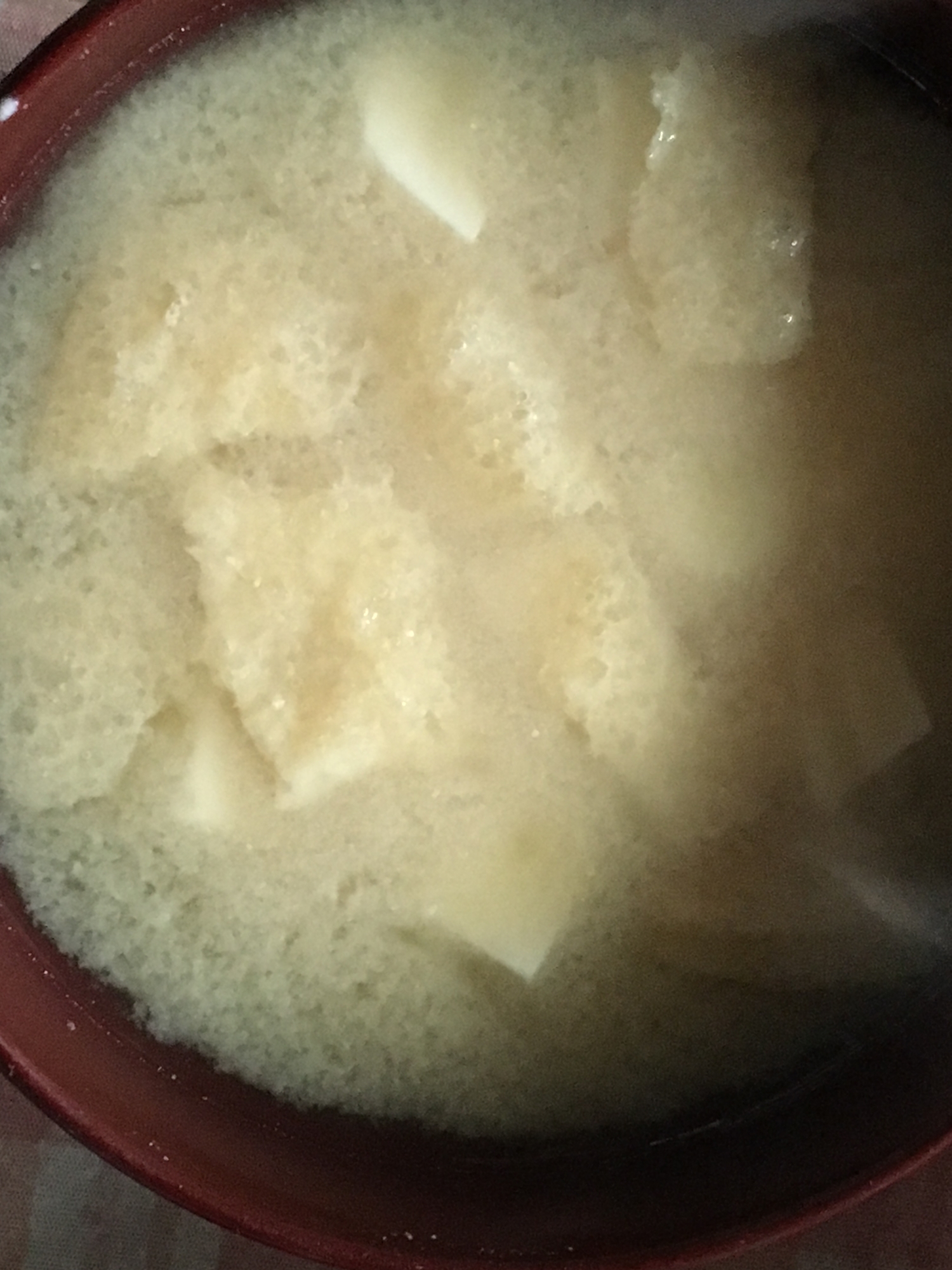 干し椎茸の出汁で豆腐と油揚げの味噌汁