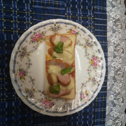 フランクフルトのピザトースト