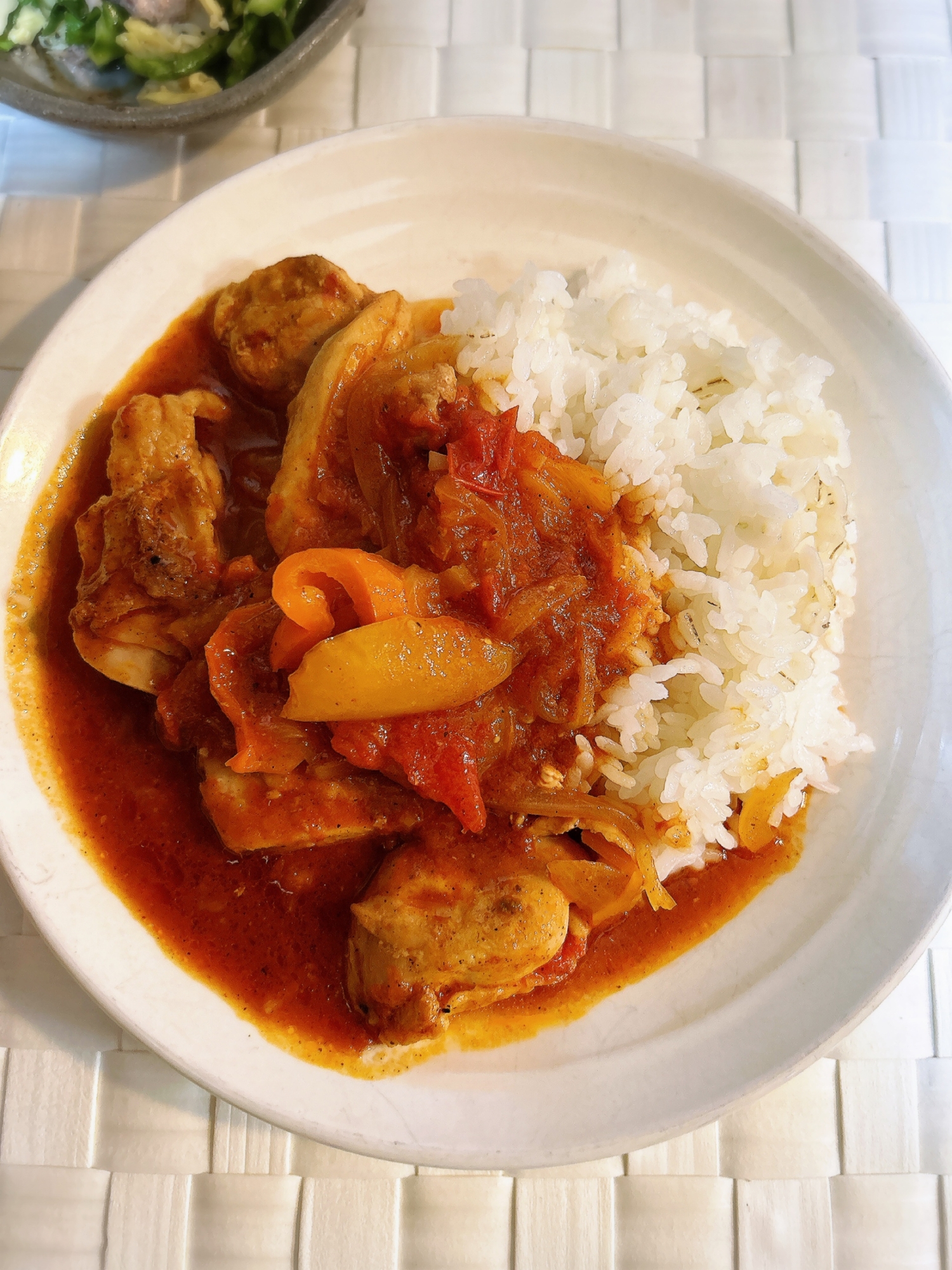 チキンとパプリカのトマト煮込みライス