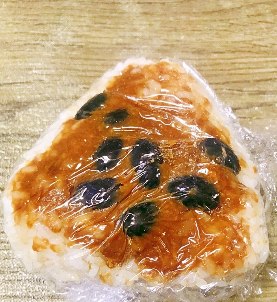 おせちの黒豆煮救済！味噌と黒豆のおにぎり