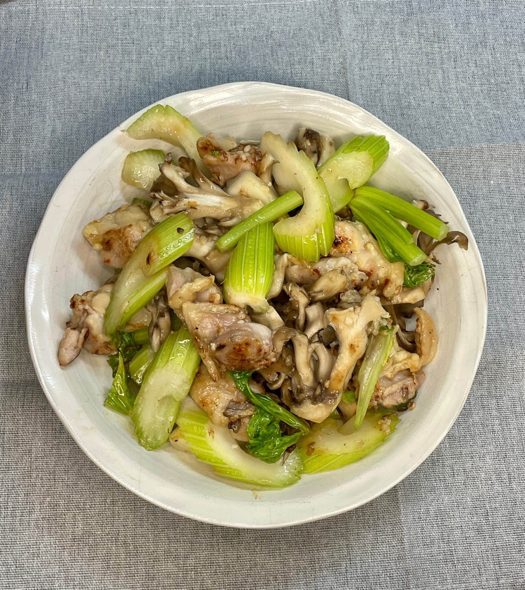 セロリと鶏肉と舞茸の塩麹炒め