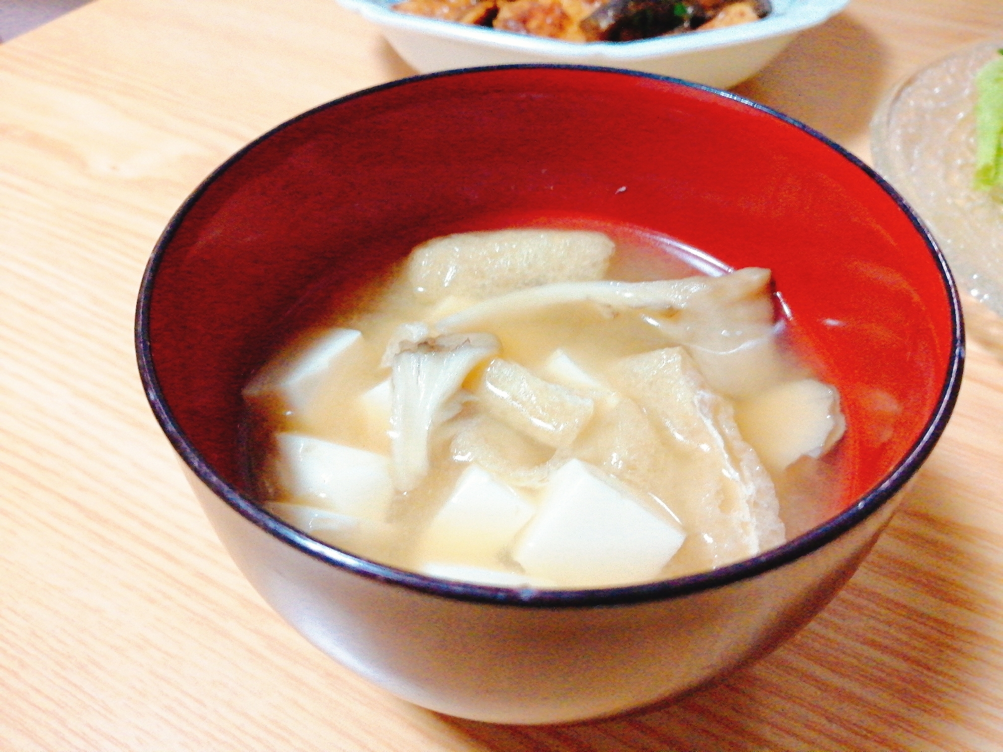 豆腐と舞茸と油揚げの味噌汁