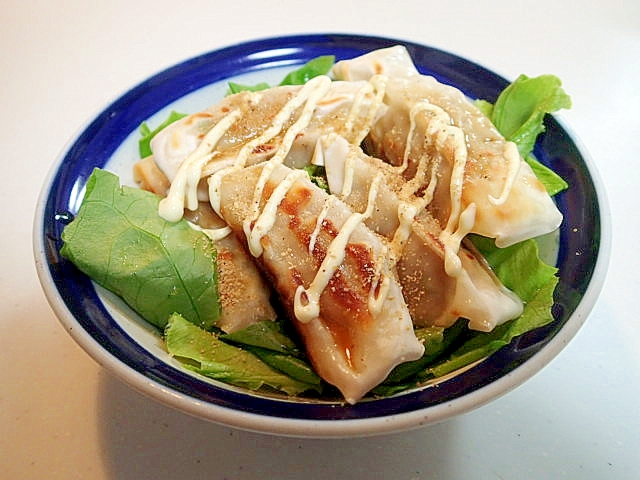 餃子のたれ/マヨ/すりごまで　サラダ菜と焼き餃子