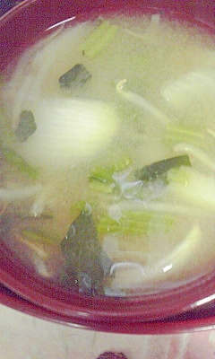 玉ねぎ、もやし、ほうれん草の味噌スープ
