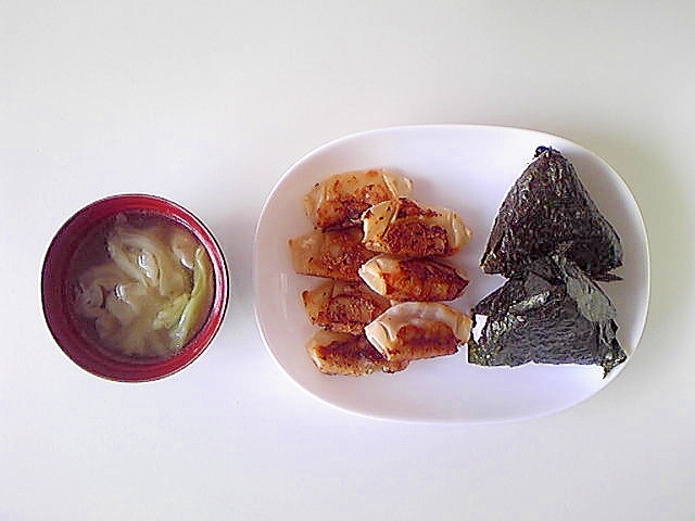 昼食(餃子、キャベツスープ、おにぎり)