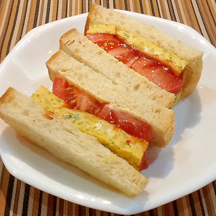 ふんわり卵と厚切りトマトのサンドイッチ