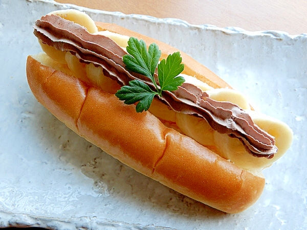 ドッグパンで バナナサンド ホイップドクリーム レシピ 作り方 By ジョン リーバス 楽天レシピ