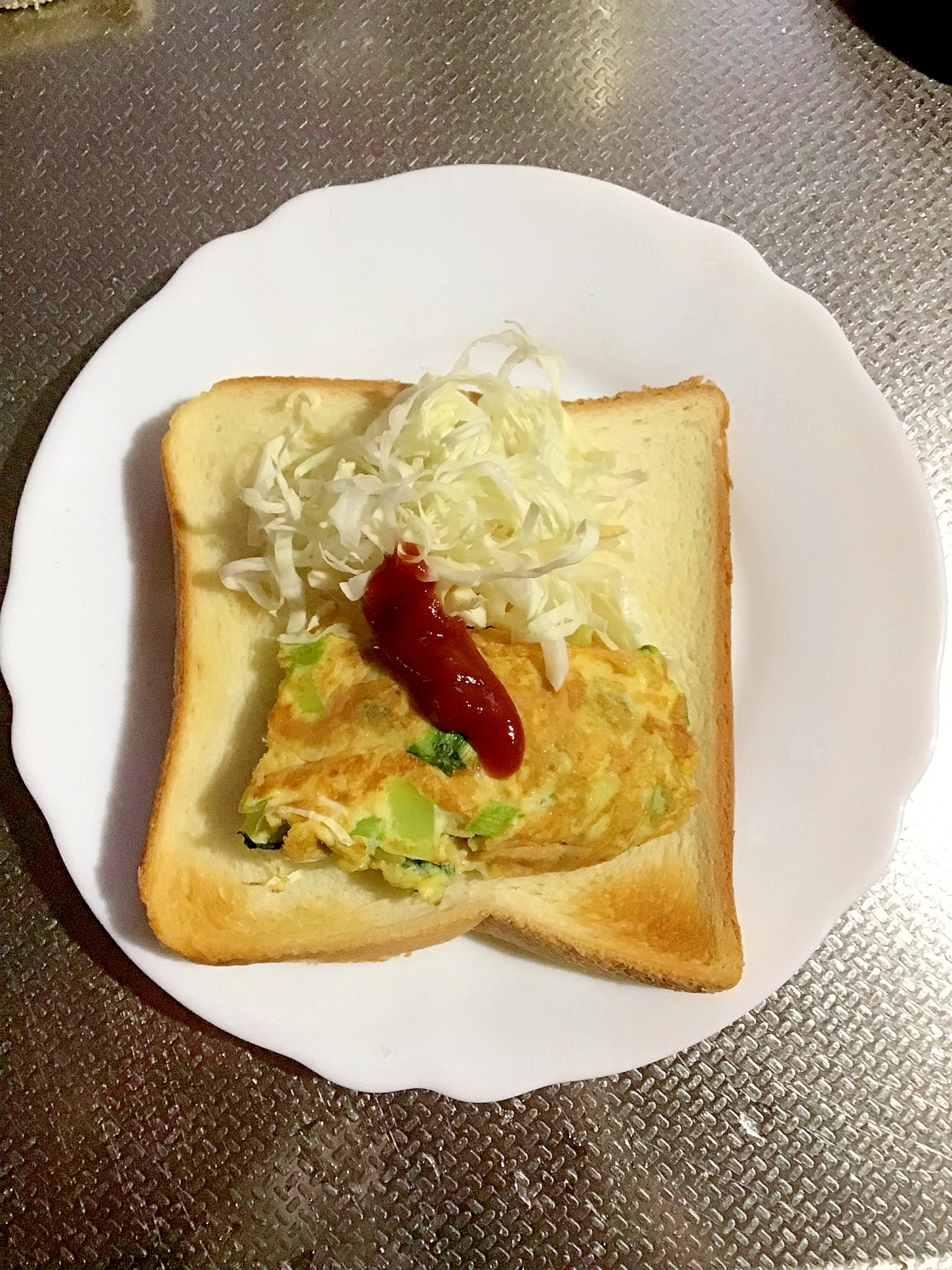 チンゲン菜のチーズオムレツサンド。