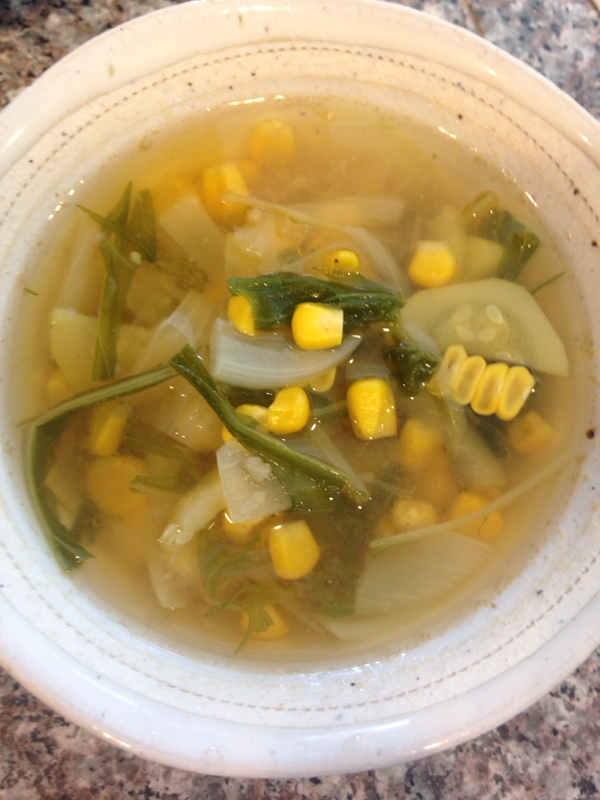 コーンと玉ねぎと水菜のスープ