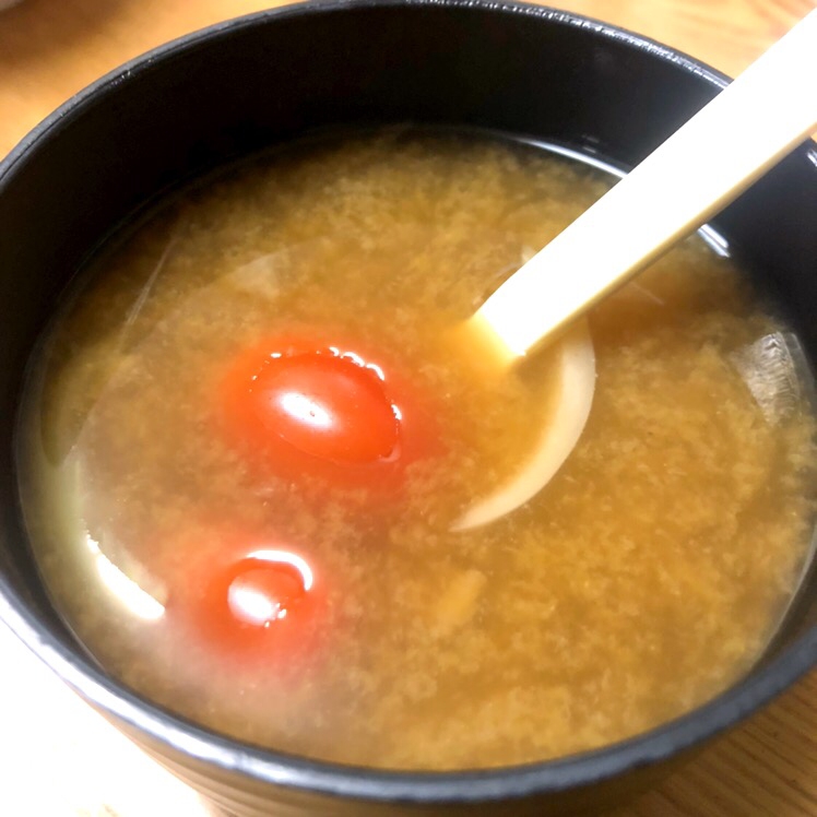 リコピン♪玉ねぎとプチトマトの味噌汁