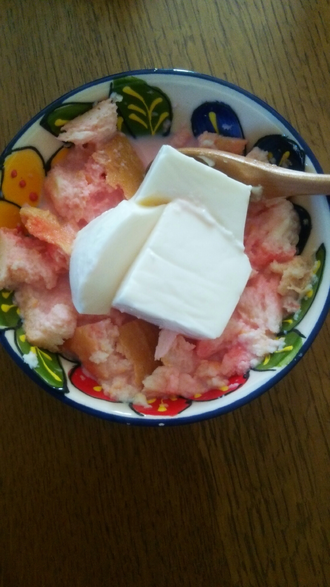 食パンといちごシロップのレアチーズ