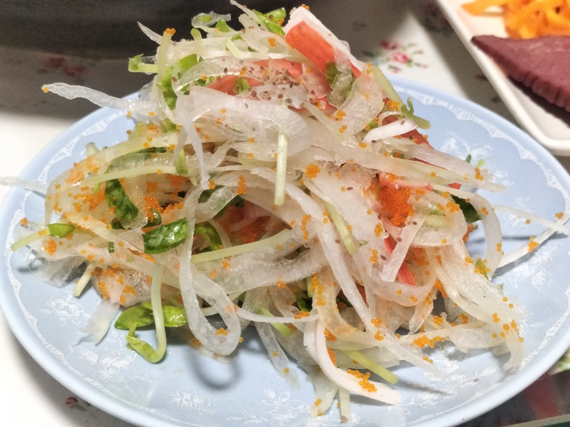簡単ヘルシー♪豆苗カニカマとびっこ玉ねぎサラダ