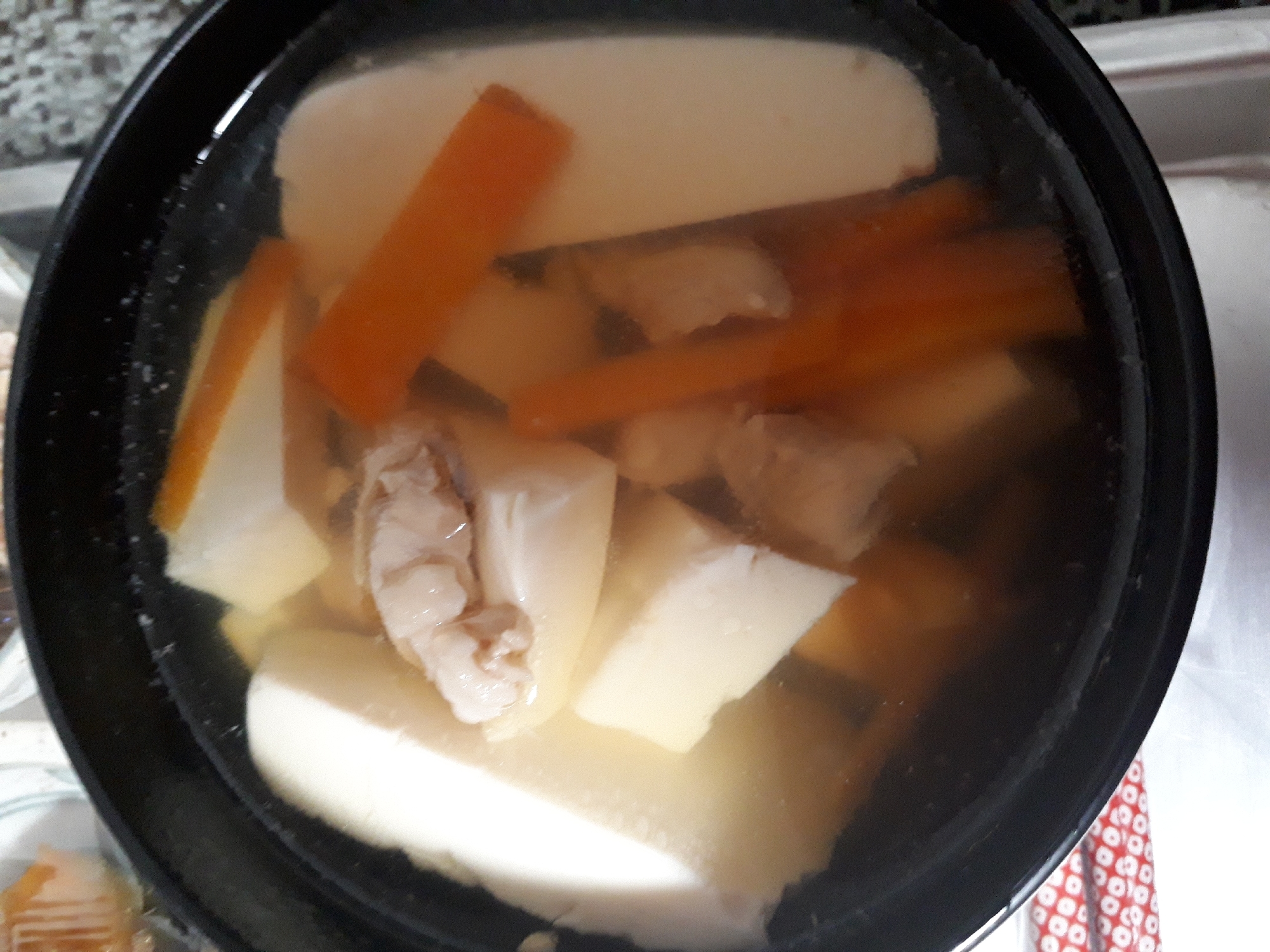 豆腐と人参と鶏もも肉のスープ