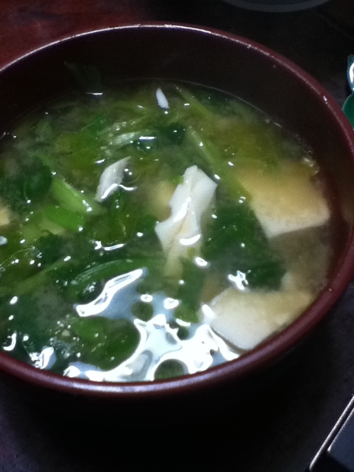 豆腐とほうれん草とキャベツの味噌汁