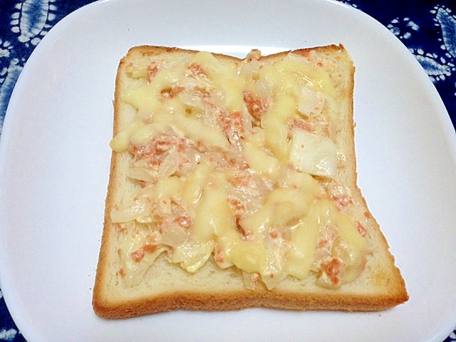 玉ねぎ入り鮭マヨのチーズトースト