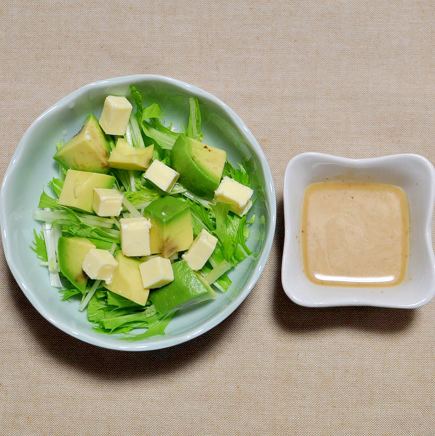 アボカドとプロセスチーズと水菜のサラダ