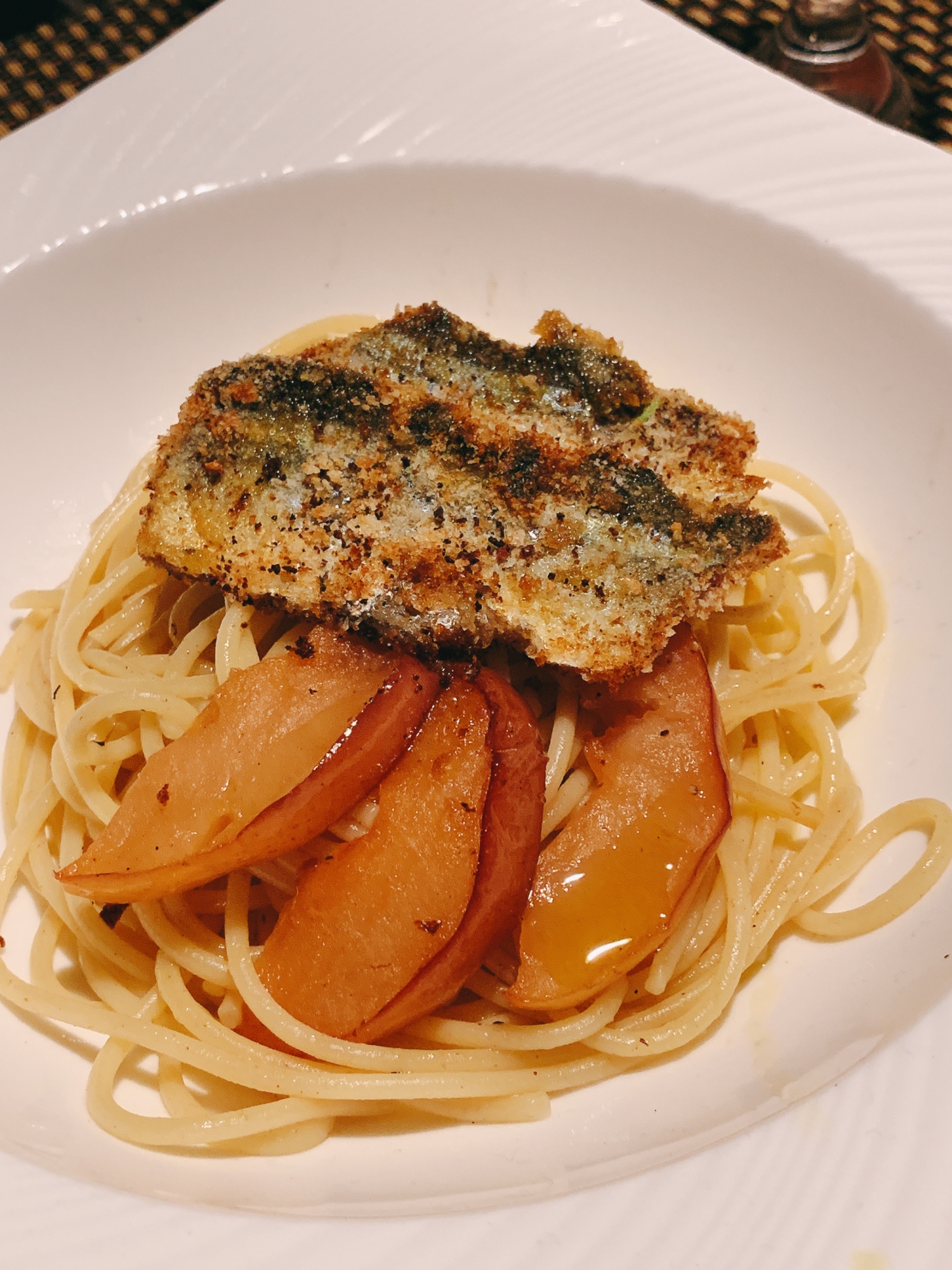 お酒がすすむ、秋刀魚と燻製リンゴのパスタ