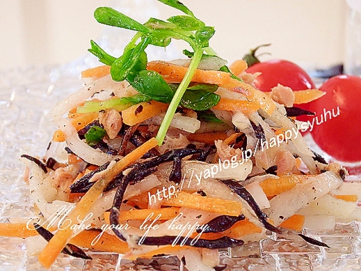 ガラスの皿に盛り付けられたひじき入り大根のマヨなしツナサラダ