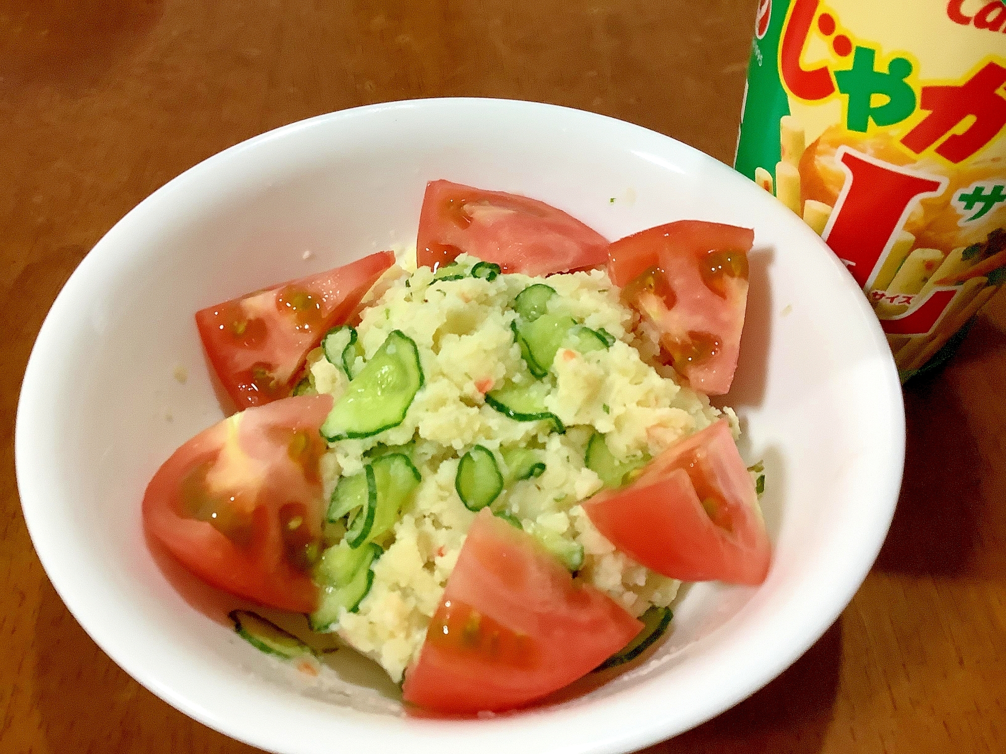 白い器に盛り付けたじゃがりこポテトサラダ