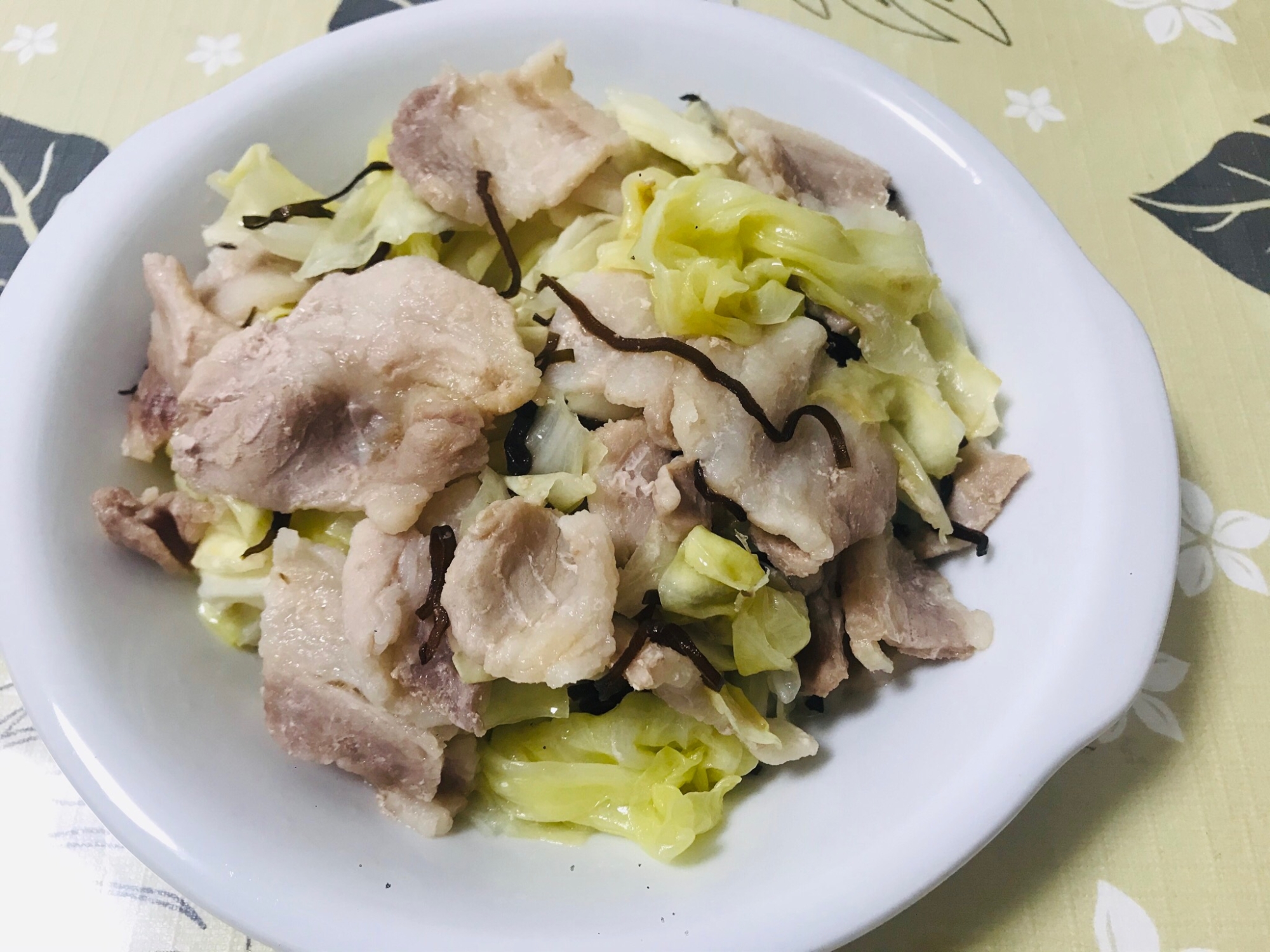 電子レンジで簡単♩キャベツと豚肉の蒸し煮