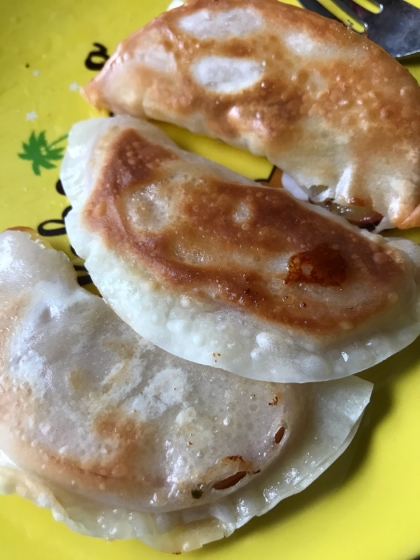 揚げ焼きしました。
りんごが大きかったのか、うまく包めず穴が空きましたが、美味しかったです。