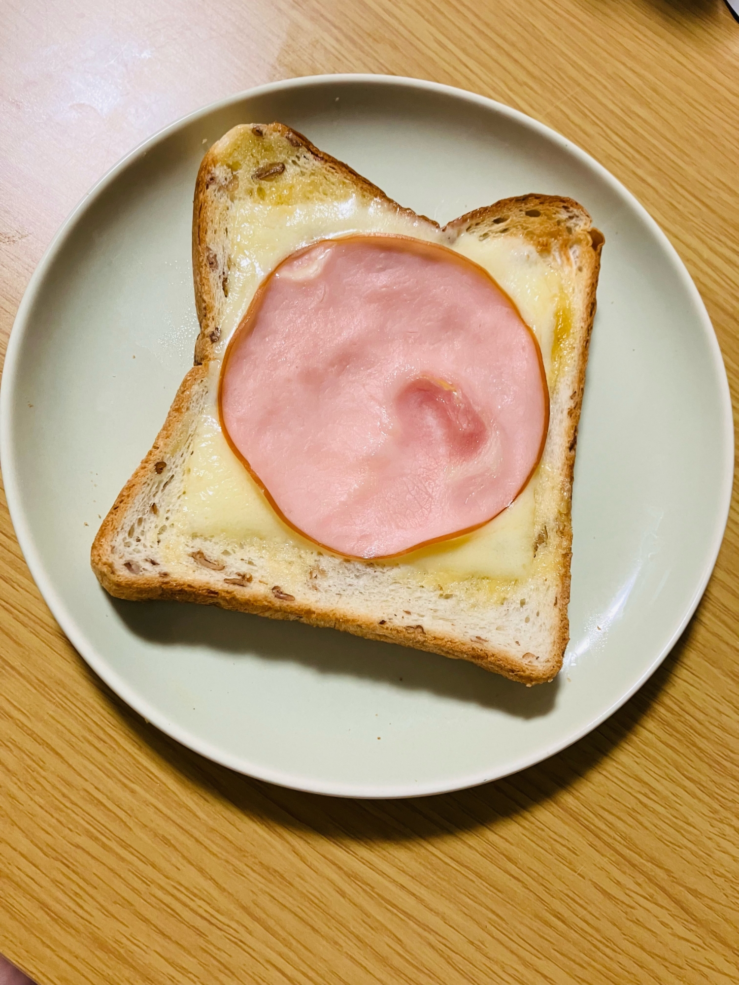 ライ麦パンのハムチーズトースト