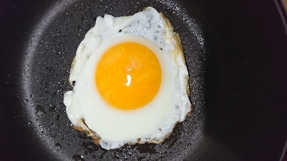 半熟卵の目玉焼き