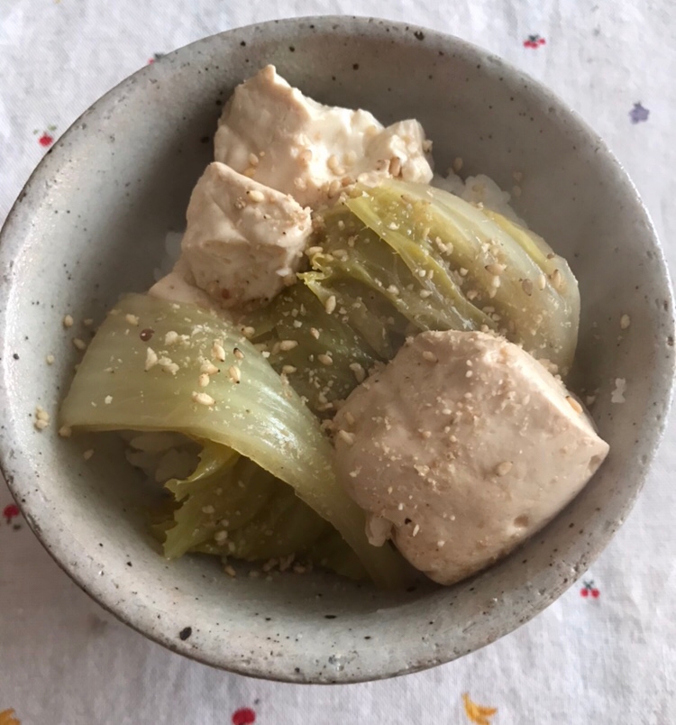 絹豆腐と白菜のめんつゆ煮丼